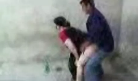 Đỏ là web sex nhat ban chà kem ở âm hộ của cô.